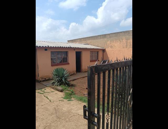 2 BEDROOM HOUSE FOR SALE IN MOFOLO CENTRAL